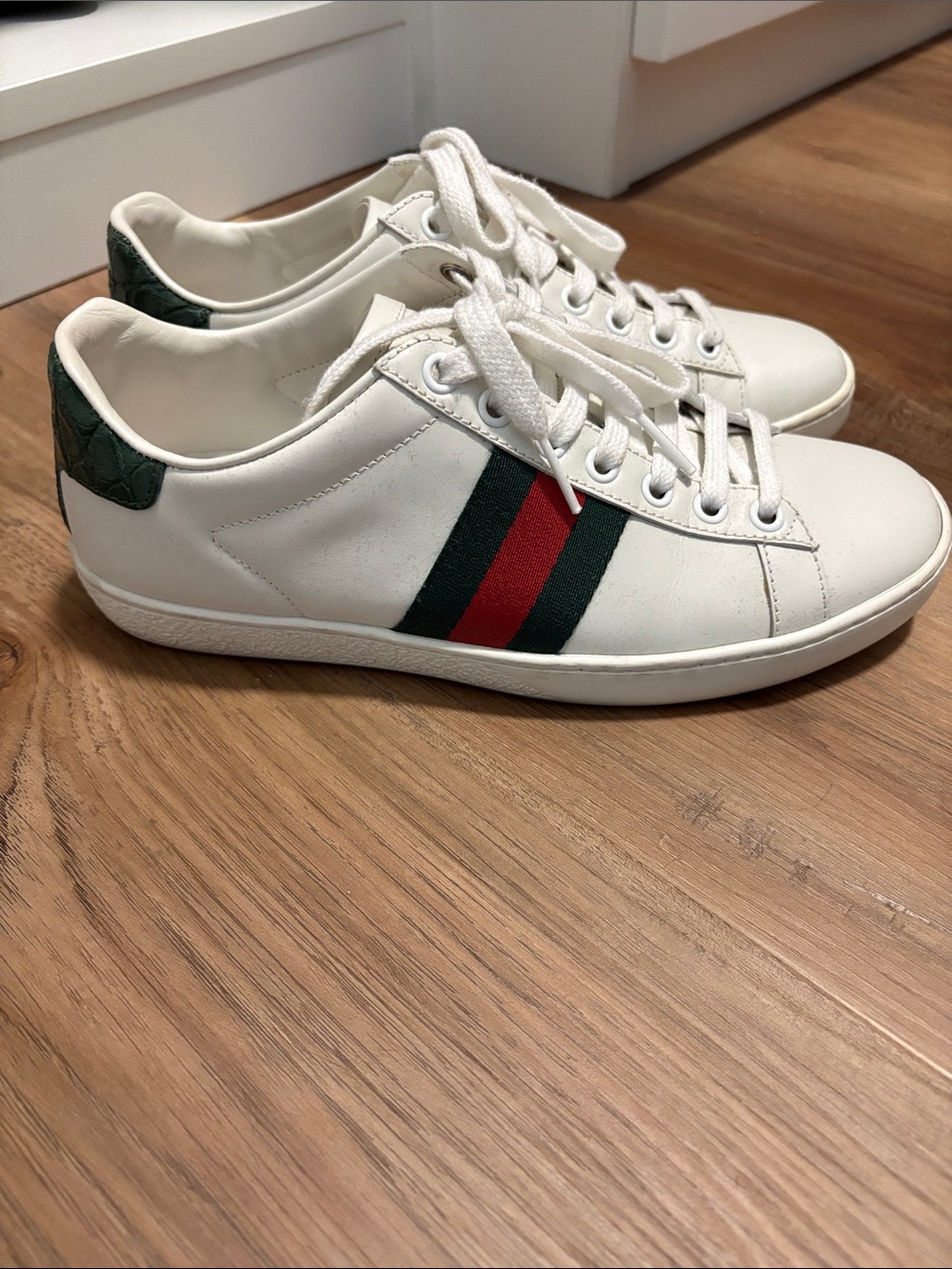 Gucci White Leather Low-Top Sneakers with Green & Red Stripe